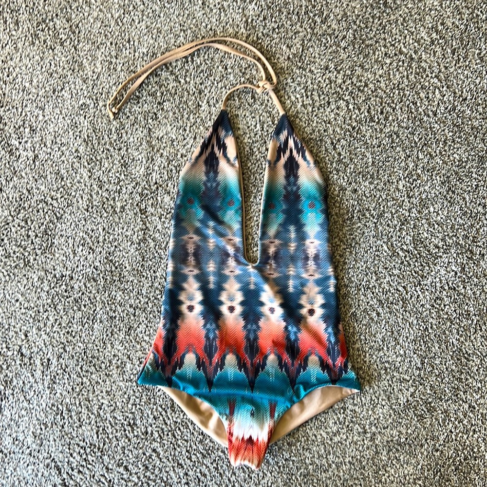 Low-cut, no-back swimsuit